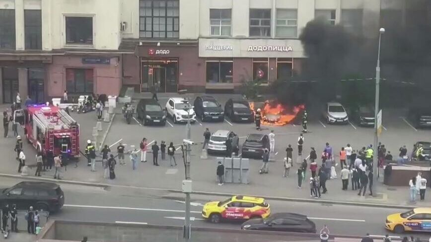На западе Москвы загорелись два автомобиля